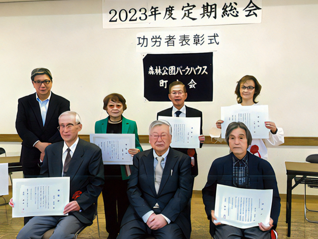 2023年　30周年記念総会での櫻井会長と功労者表彰式